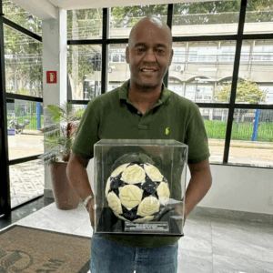 FAM recebe bola histórica