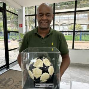 FAM recebe bola histórica